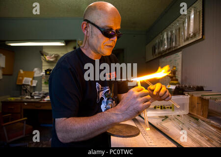 Craig Graffius, proprietario di EcoGlass cannucce, rende il vetro bere cannucce nel suo workshop il 5 luglio Hood River, Oregon, Stati Uniti. Foto Stock