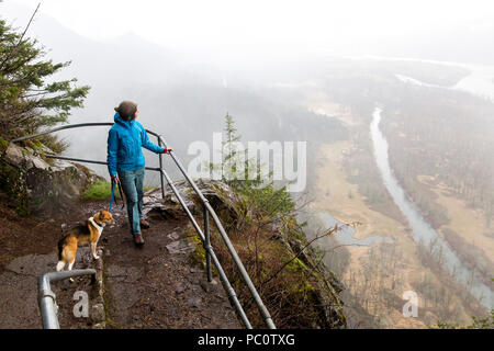 Una donna passeggiate con il suo cane su Beacon Rock in Columbia River Gorge. Foto Stock