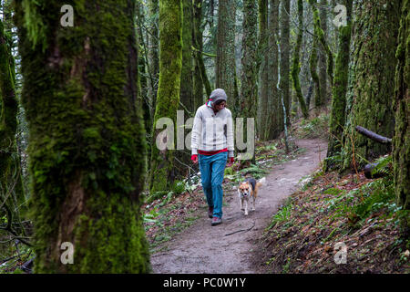 Una donna passeggiate con il suo cane nella Columbia River Gorge. Foto Stock
