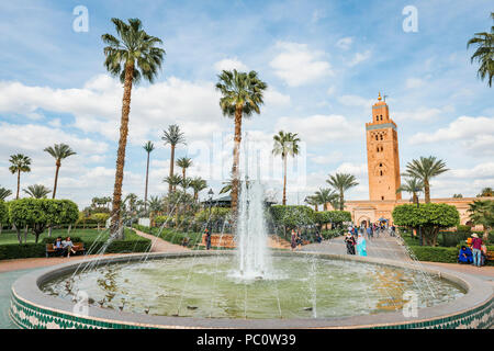 La Koutoubia o Kutubiyya moschea, Jemaa El Fnaa, fontane e palme su un quadrato, Medina di Marrakech Marrakech, Marocco, Africa Foto Stock