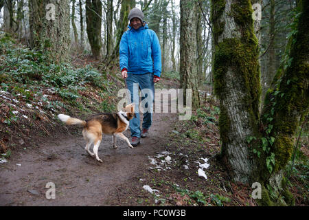 Una donna passeggiate con il suo cane nella Columbia River Gorge. Foto Stock