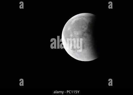 Eclissi di luna Closeup che mostra i dettagli della superficie lunare eclissi di luna Foto Stock