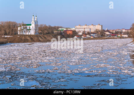 Galleggiamento del ghiaccio sul fiume Zapadnaya Dvina in Polotsk, Bielorussia Foto Stock