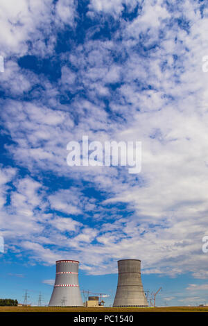 NPP, torri di raffreddamento della centrale nucleare che è in costruzione in Astravets, regione di Grodno, Bielorussia. Luglio 2018. Questi refrigeratori assomigliano al Foto Stock