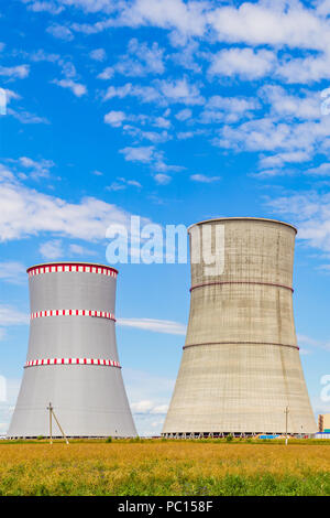 NPP, torri di raffreddamento della centrale nucleare che è in costruzione in Astravets, regione di Grodno, Bielorussia. Luglio 2018. Questi refrigeratori assomigliano al Foto Stock