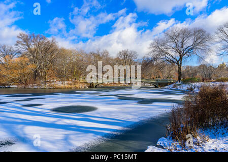 Ponte di prua in inverno al giorno soleggiato, Central Park, Manhattan, New York City, Stati Uniti d'America Foto Stock