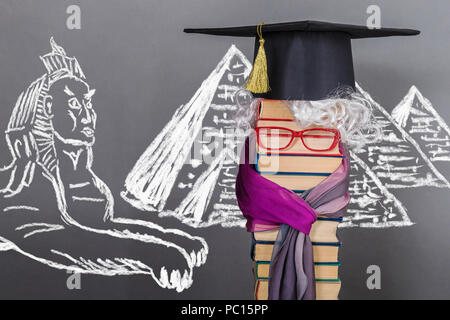 Luminose insolite donna anziana è un insegnante con argento capelli, professore di storia in Egitto Foto Stock