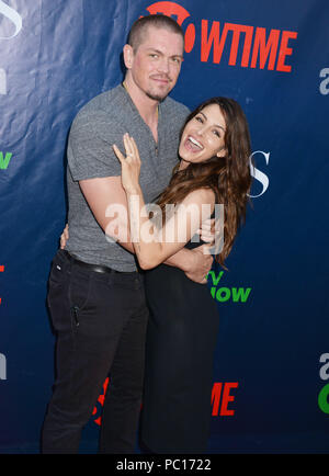 Sarah Shahi , marito Steve Howey 107 al 2015 CBS TCA al Pacific Design Center di Los Angeles. Agosto 10, 2015.Sarah Shahi , marito Steve Howey 107 ------------- Red Carpet Event, verticale, STATI UNITI D'AMERICA, industria cinematografica, celebrità, fotografia, Bestof, arte cultura e intrattenimento, Topix celebrità moda / Verticale, meglio di, evento nella vita di Hollywood - California, moquette rossa e dietro le quinte, USA, industria cinematografica, celebrità, movie celebrità, personaggi televisivi, musica celebrità, fotografia, Bestof, arte cultura e intrattenimento, Topix, tre quarti, verticale, una persona, dall'anno Foto Stock
