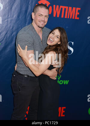 Sarah Shahi , marito Steve Howey 108 al 2015 CBS TCA al Pacific Design Center di Los Angeles. Agosto 10, 2015.Sarah Shahi , marito Steve Howey 108 ------------- Red Carpet Event, verticale, STATI UNITI D'AMERICA, industria cinematografica, celebrità, fotografia, Bestof, arte cultura e intrattenimento, Topix celebrità moda / Verticale, meglio di, evento nella vita di Hollywood - California, moquette rossa e dietro le quinte, USA, industria cinematografica, celebrità, movie celebrità, personaggi televisivi, musica celebrità, fotografia, Bestof, arte cultura e intrattenimento, Topix, tre quarti, verticale, una persona, dall'anno Foto Stock