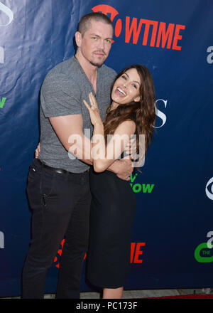 Sarah Shahi, marito Steve Howey al 2015 CBS TCA al Pacific Design Center di Los Angeles. Agosto 10, 2015.Sarah Shahi, marito Steve Howey ------------- Red Carpet Event, verticale, STATI UNITI D'AMERICA, industria cinematografica, celebrità, fotografia, Bestof, arte cultura e intrattenimento, Topix celebrità moda / Verticale, meglio di, evento nella vita di Hollywood - California, moquette rossa e dietro le quinte, USA, industria cinematografica, celebrità, movie celebrità, personaggi televisivi, musica celebrità, fotografia, Bestof, arte cultura e intrattenimento, Topix, tre quarti, verticale, una persona, dall'anno , 2015, Foto Stock