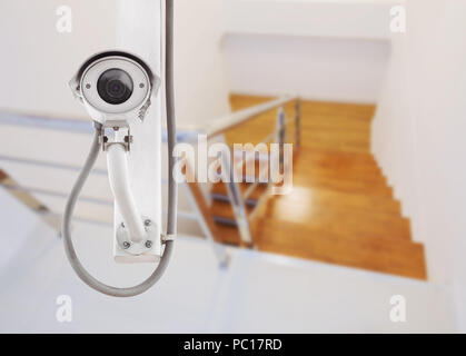 Telecamera TVCC o esercizio di sorveglianza con scale in casa Foto Stock