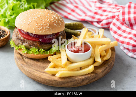 Hamburger, patatine fritte e ketchup. Il fast food concept Foto Stock