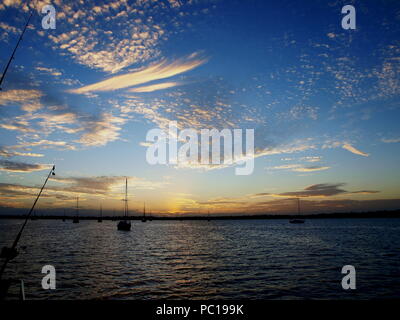 Una spettacolare inspirational vivacemente colorato atmosferica cielo nuvoloso cloudscape dotato di un Altocumulus & Cirrus cloud formazione in una metà del cielo blu. Foto Stock