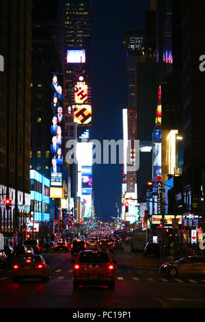 NEW YORK, NY - 11 Luglio: Quartiere dei Teatri di Broadway e Times Square luci al neon visto a sud dalla Settima Avenue di Manhattan il sera di luglio 11th, 2017 in N Foto Stock