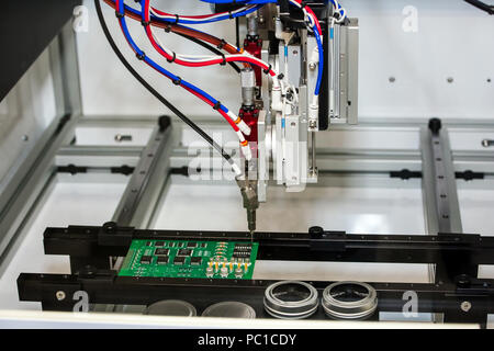 Robotico flessibile rivestimento conforme e il sistema di erogazione per un rivestimento selettivo invasatura, tallone, e metro-mix di dispensazione Foto Stock