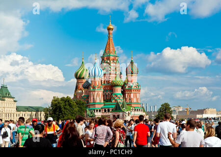 Mosca, Russia - Luglio 2018: folla di persone sulla piazza rossa con vista di San Basilio chiesa a Mosca, in Russia. Foto Stock