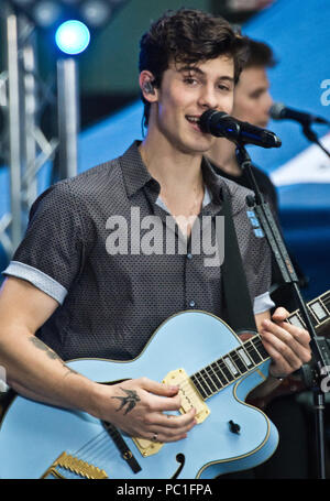 New York, NY, STATI UNITI D'AMERICA. Il 1 giugno, 2018. Singer-Songwriter canadese Shawn Mendes esegue su NBC's "oggi" Estate mostra una serie di concerti presso il Rockefeller Plaza. Foto Stock