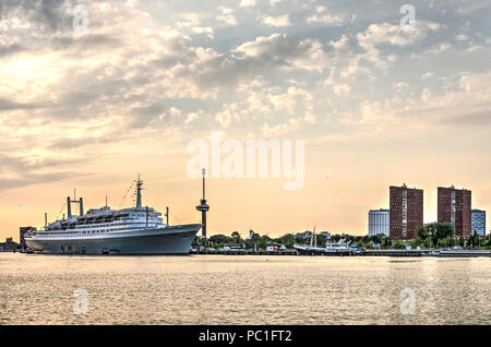 Rotterdam, Paesi Bassi, 16 Luglio 2018: vista sul porto di Maashaven verso Katendrecht penisola e ex cruiseship SS Rotterdam Foto Stock