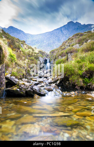 Cascata nelle vicinanze Llyn Idwal un piccolo lago che si trova all' interno di Cwm Idwal nel Glyderau montagne di Snowdonia. Foto Stock