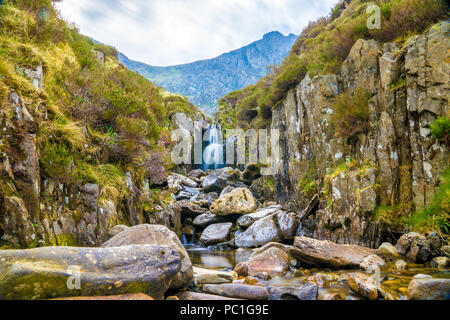 Cascata nelle vicinanze Llyn Idwal un piccolo lago che si trova all' interno di Cwm Idwal nel Glyderau montagne di Snowdonia. Foto Stock