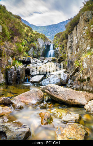 Cascata nelle vicinanze Llyn Idwal un piccolo lago che si trova all' interno di Cwm Idwal nel Glyderau montagne di Snowdonia. Foto Stock