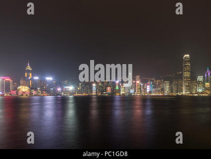 Skyline di Hong Kong e del porto di Victoria di notte Foto Stock