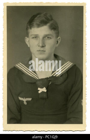 Tedesco foto storiche: giovane uomo bello, Navy sailor in uniforme militare, Kriegsmarines, Studio Immagine, 1942, seconda guerra mondiale, la Germania, il Terzo Reich Foto Stock