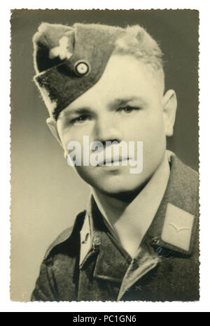 Tedesco foto storiche: giovane uomo bello, privato Air force in uniforme militare, Luftwaffe, Studio fotografico, 1943, seconda guerra mondiale, Germania Foto Stock