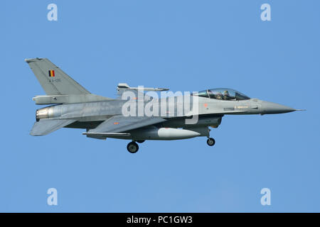 Aria belga componente F-16AM in giro per l'approccio nella RAF Marham, Norfolk durante una distribuzione. Foto Stock