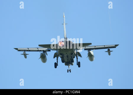 RAF Tornado GR4 passando direttamente in testa nella RAF Marham. Il pilota ha messo un motore in afterburner/REHEAT per il superamento.