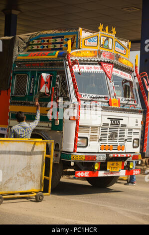 Tradizionale indiano Tata carrello sulla strada vicino a Nuova Delhi, India Foto Stock