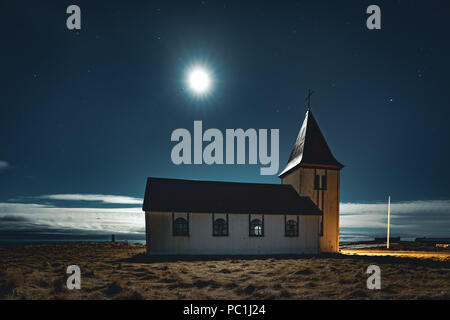 Piccola chiesa in Islanda in Snaefellsnes di notte con la luna stelle cielo blu e nuvole. Foto Stock