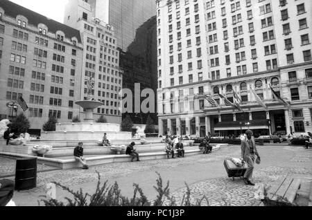 Grand Army Plaza di New York City, con persone in appoggio intorno alla fontana Pulitzer. 1982. Foto Stock