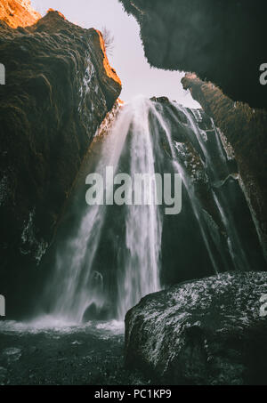 Vista perfetta del famoso Gljufrabui potente cascata. Ubicazione Seljalandsfoss caduta, Islanda, l'Europa. Immagine panoramica del popolare attrazione turistica. Destinazione di viaggio concetto. Scoprite la bellezza della terra. Foto Stock