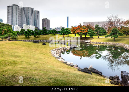 Hamarikyu (anche Hama Rikyu) più antico giardino giapponesi e i moderni grattacieli della zona di Shiodome, Chuo Ward, Tokyo, Regione di Kanto, isola di Honshu, Giappone Foto Stock