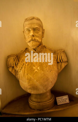 Skulpture di Re Giorgio V, re d'Inghilterra e Imperatore dell India 1910-1936, Jai Vilas Palace, Durbar Hall interni, Madhya Pradesh, Foto Stock