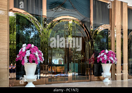 L'entrata dell'hotel. Rame lucido vetro frontale. Thailandia alberghi, sud-est asiatico Foto Stock