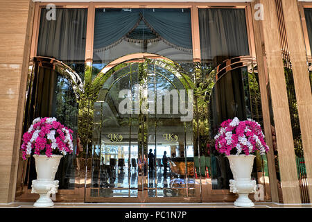 L'entrata dell'hotel. Rame lucido vetro frontale. Thailandia alberghi, sud-est asiatico Foto Stock