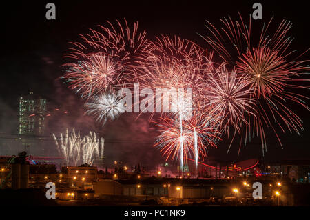 Fuochi d'artificio sopra la Calgary Stampede Grandstand mostrano a Calgary, Alberta, Canada Foto Stock