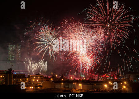 Fuochi d'artificio sopra la Calgary Stampede Grandstand mostrano a Calgary, Alberta, Canada Foto Stock