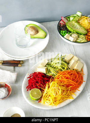 Spiralizzato verdure con ciotola di buddha bianco su un tavolo di legno. Cibo sano e pulito di mangiare Foto Stock