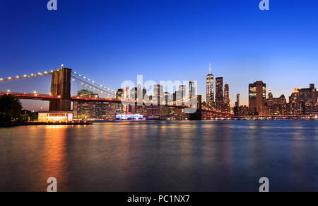 Panorama del Ponte di Brooklyn e New York City (Lower Manhattan) di luci e di riflessi al crepuscolo, STATI UNITI D'AMERICA Foto Stock