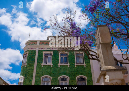 Verde edificio piastrellato, Praça Luís de Camões, Lagos, Algarve, PORTOGALLO Foto Stock