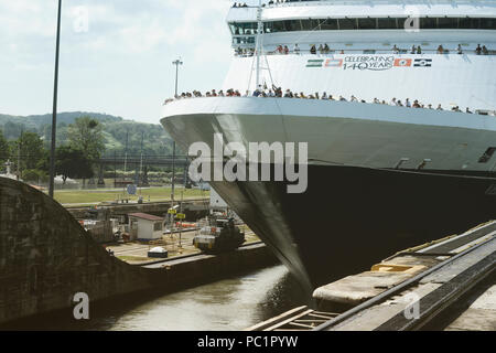 Grande nave da crociera di passagio serrature Gatun al Canale di Panama. Aprile 24, 2013 - Panama Foto Stock