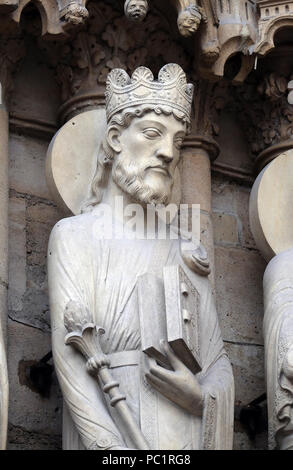 Il re Salomone, portale di Sant'Anna, la cattedrale di Notre Dame di Parigi, Sito Patrimonio Mondiale dell'UNESCO a Parigi, Francia Foto Stock