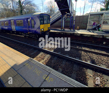 Mente il divario treno arrivando Drumchapel stazione ferroviaria in privato sistema di alloggiamento di drumchapel in Glasgow Foto Stock