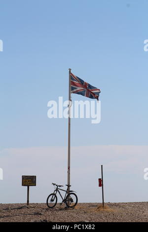 Unione britannica bandiera bandiera su una spiaggia di ghiaia Foto Stock