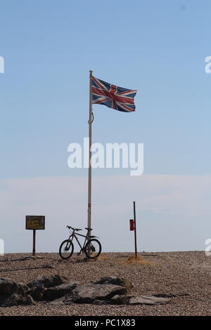 Unione britannica bandiera bandiera su una spiaggia di ghiaia Foto Stock