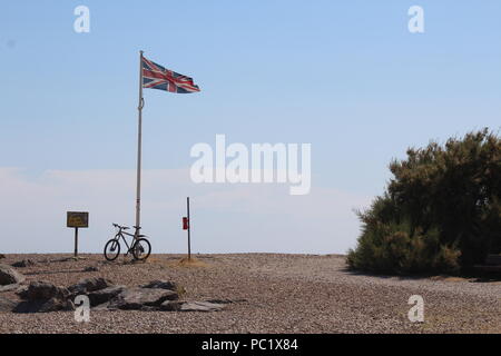 Unione britannica bandiera bandiera su una spiaggia di ghiaia Foto Stock