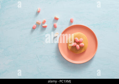 Colazione per bambini o dessert - pancake con caramelle marshmallow. Foto Stock